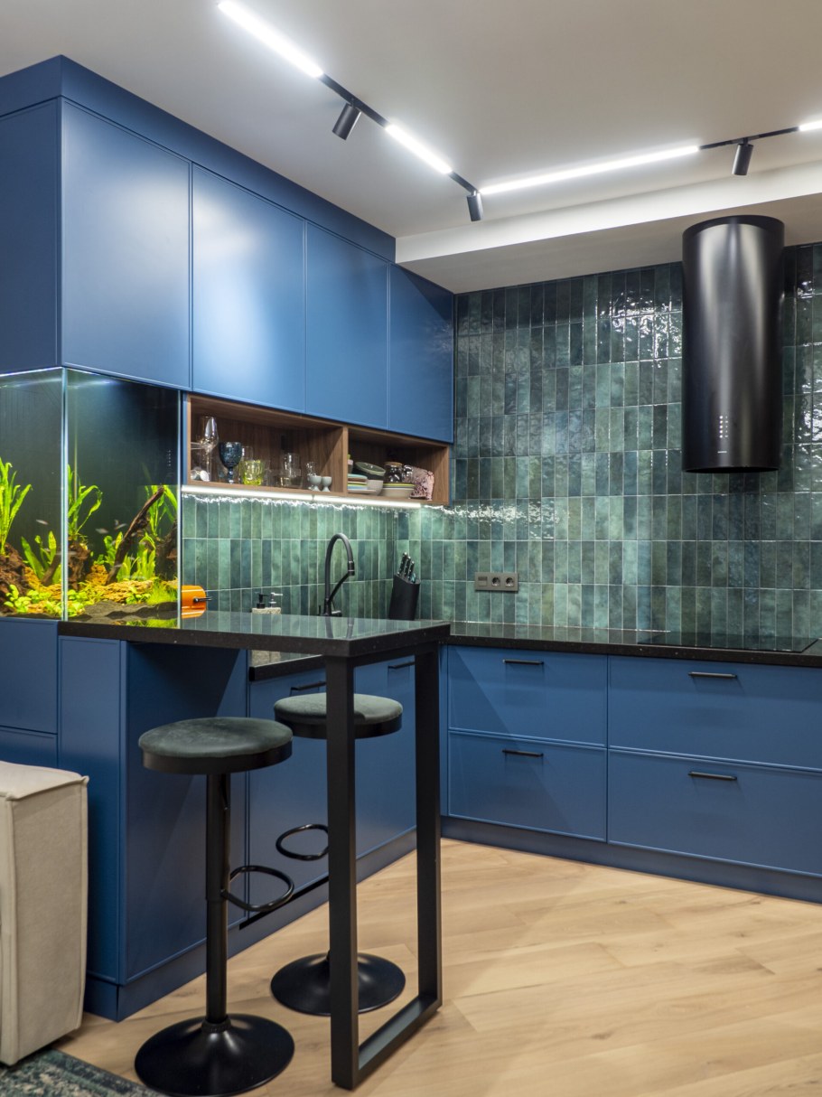 Кухня с маленьким аквариумом в углу