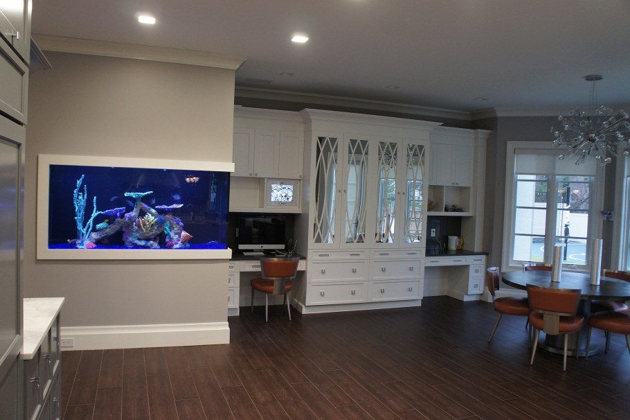Гостиная в современном стиле с аквариумом