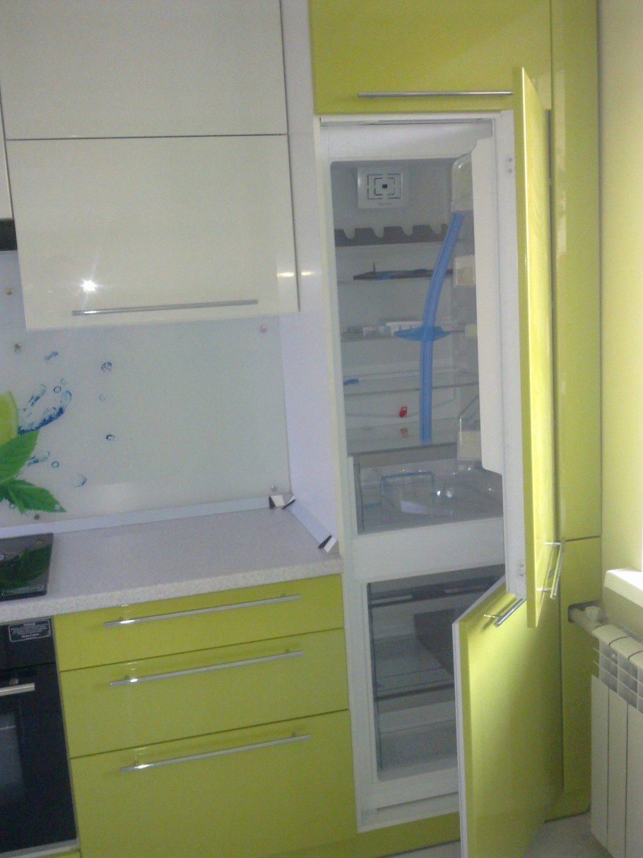 Встроенный холодильник в углу