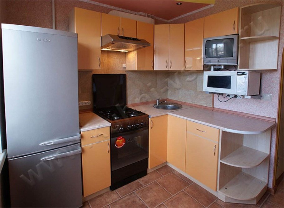 Маленькая угловая кухня с холодильником