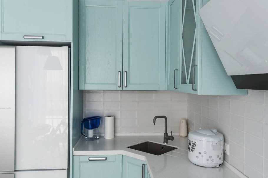 Угловые кухни с холодильником для хрущевок