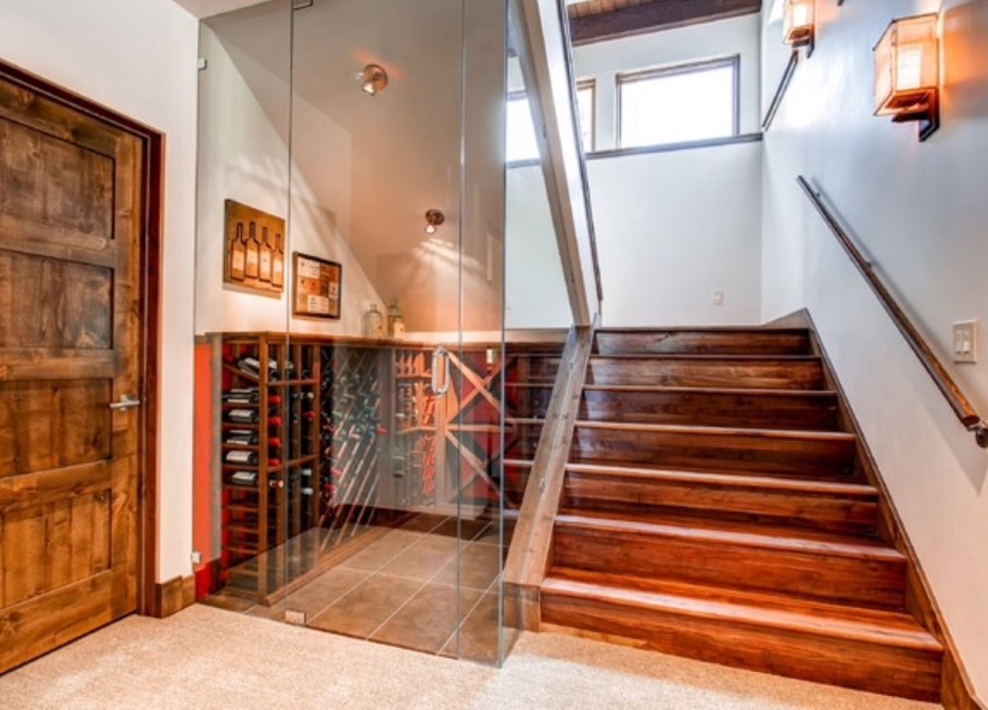 Стеклянная дверь под лестницей