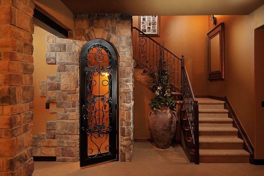 Лестница в цокольный этаж