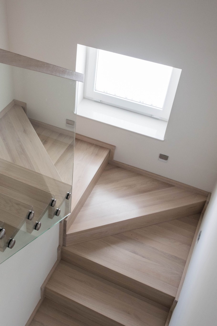 Отделка проема лестницы