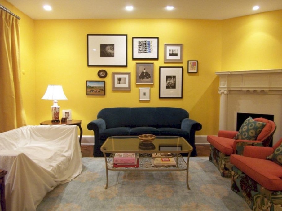 Комната с желтыми стенами