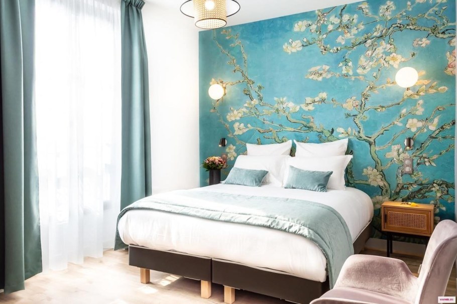 Обои Сакура голубые в интерьере спальни