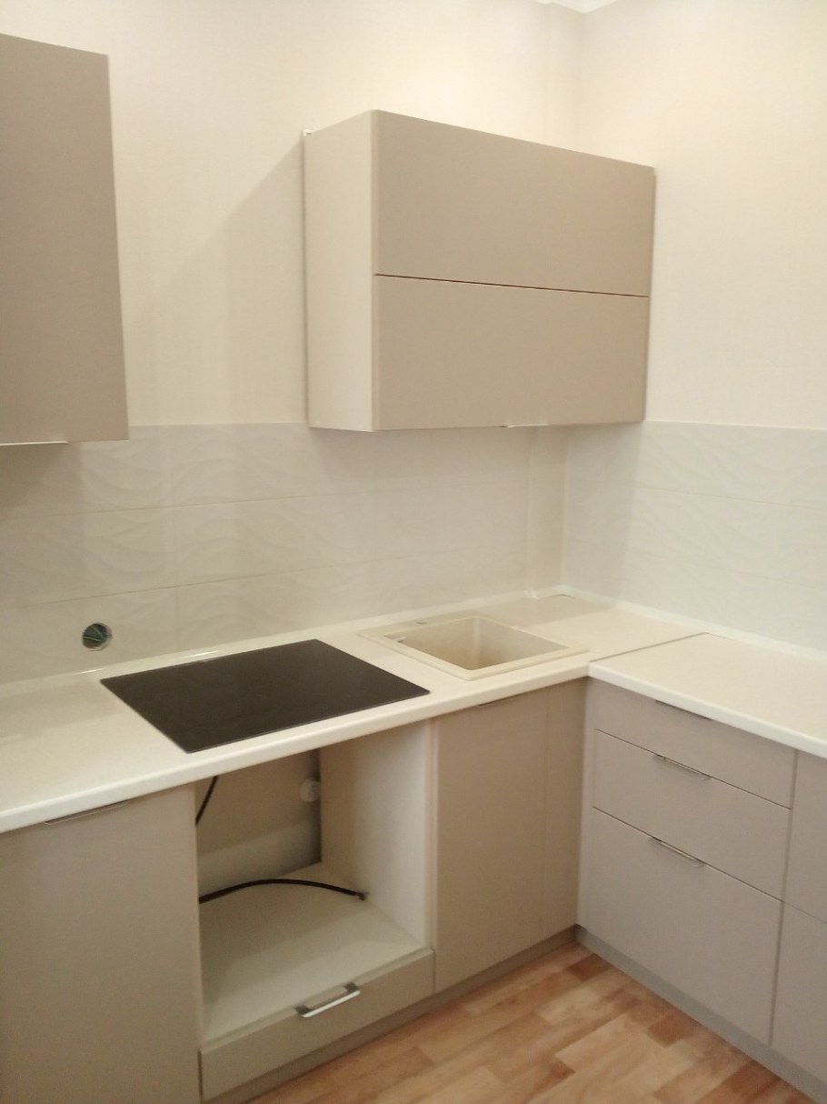 Семолина бежевая столешница кедр в интерьере кухни