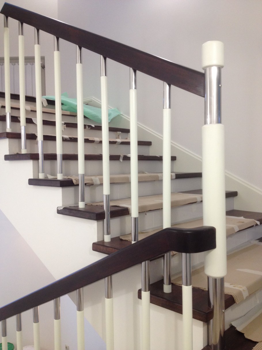 Квадратные балясин сбоку ступеней