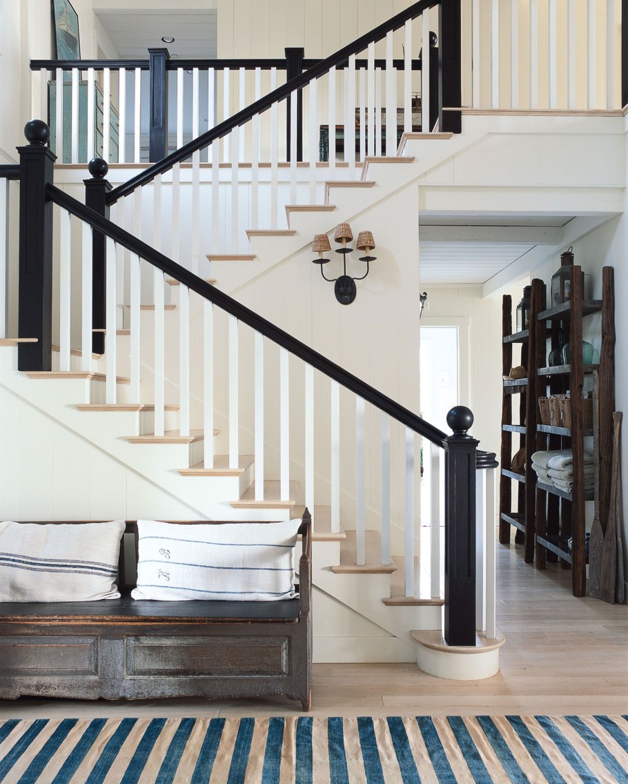 Лестница с черными перилами