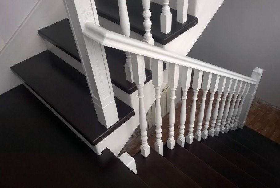 Белая деревянная лестница