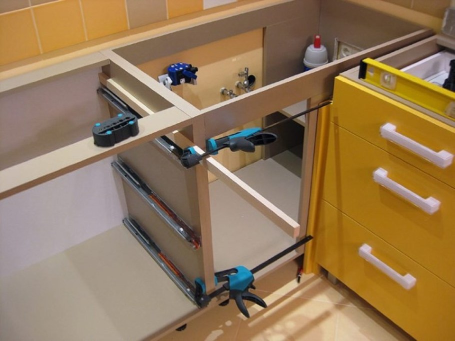 Крепление столешницы кухонного гарнитура