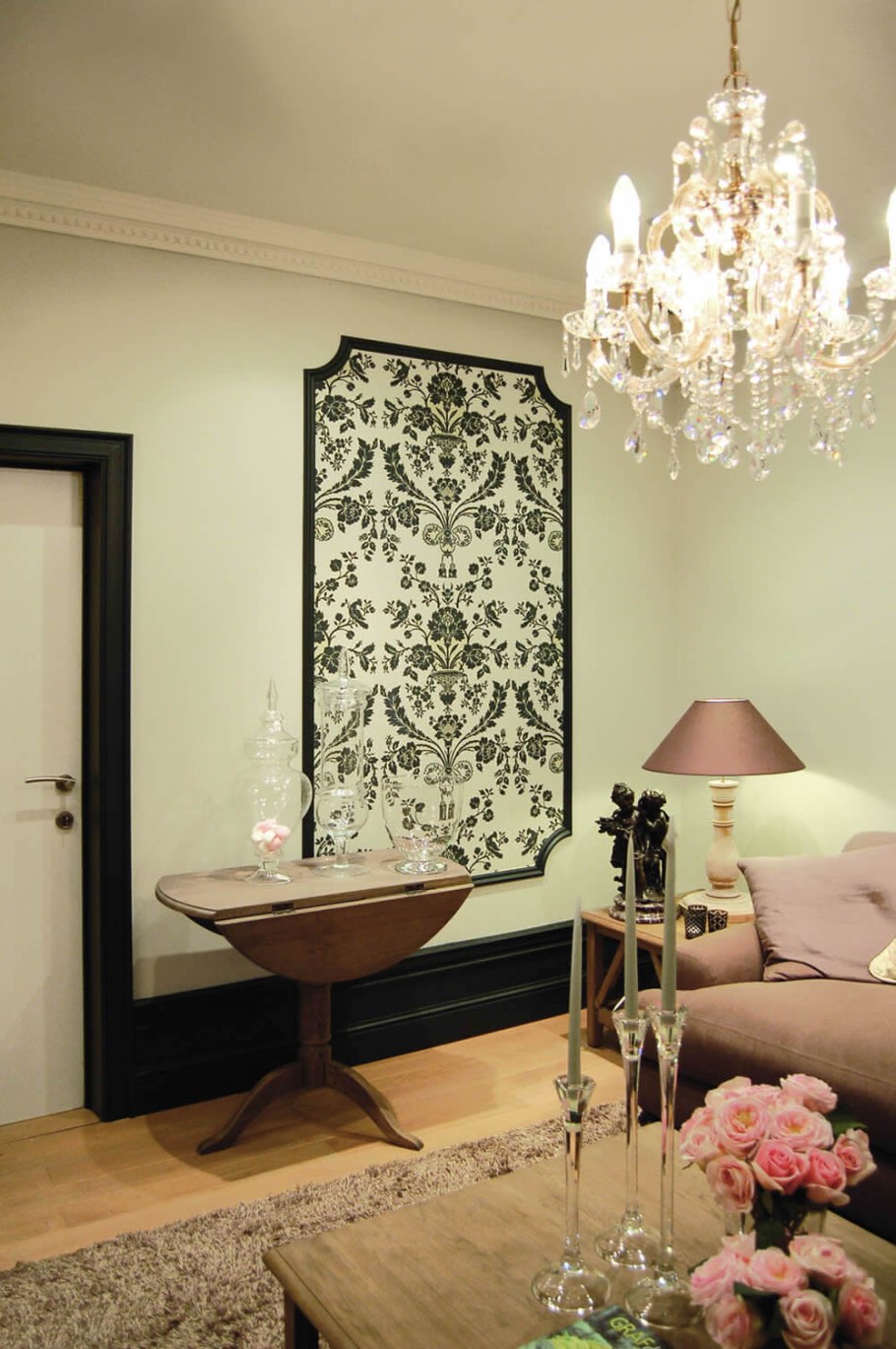 Молдинги для стен в интерьере гостиной