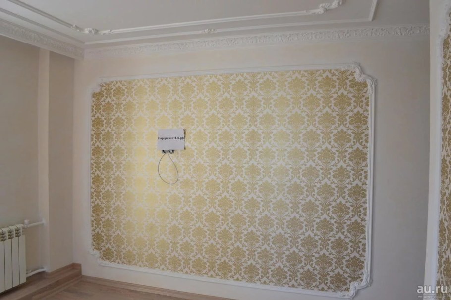 Наклеить молдинги на стену