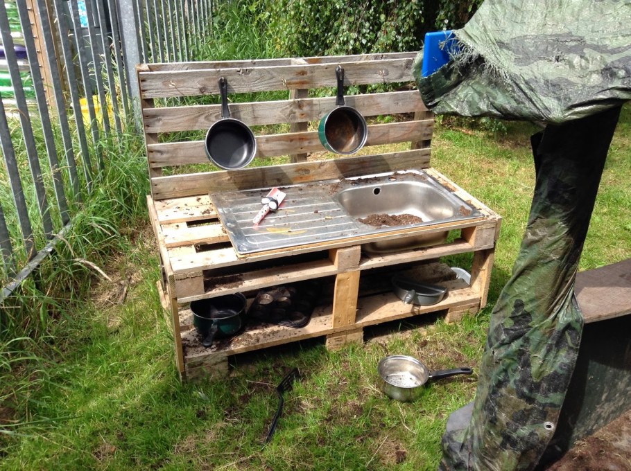 Дачный умывальник из поддонов