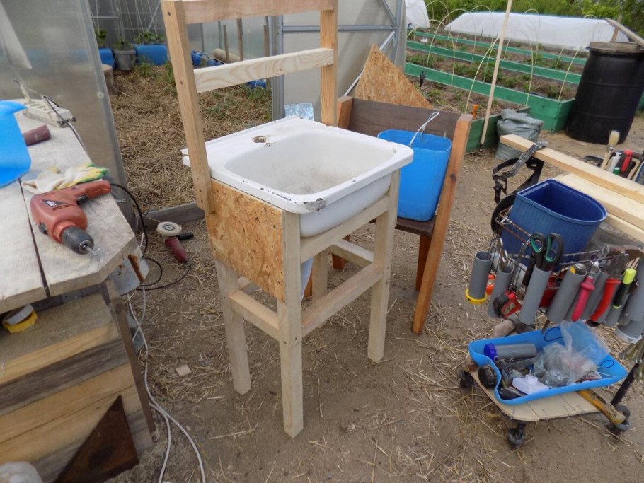 Подставка под рукомойник на даче