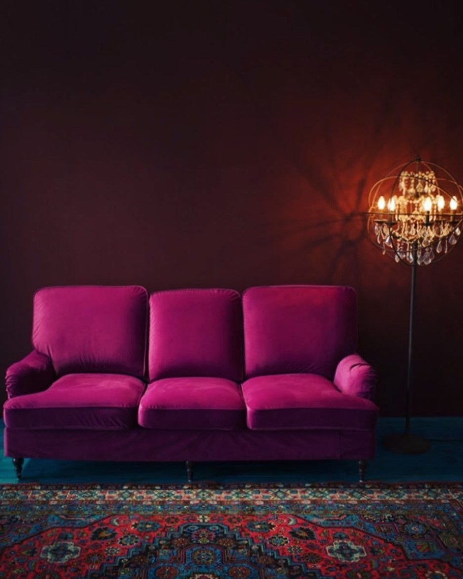 Разноцветные диваны в интерьере