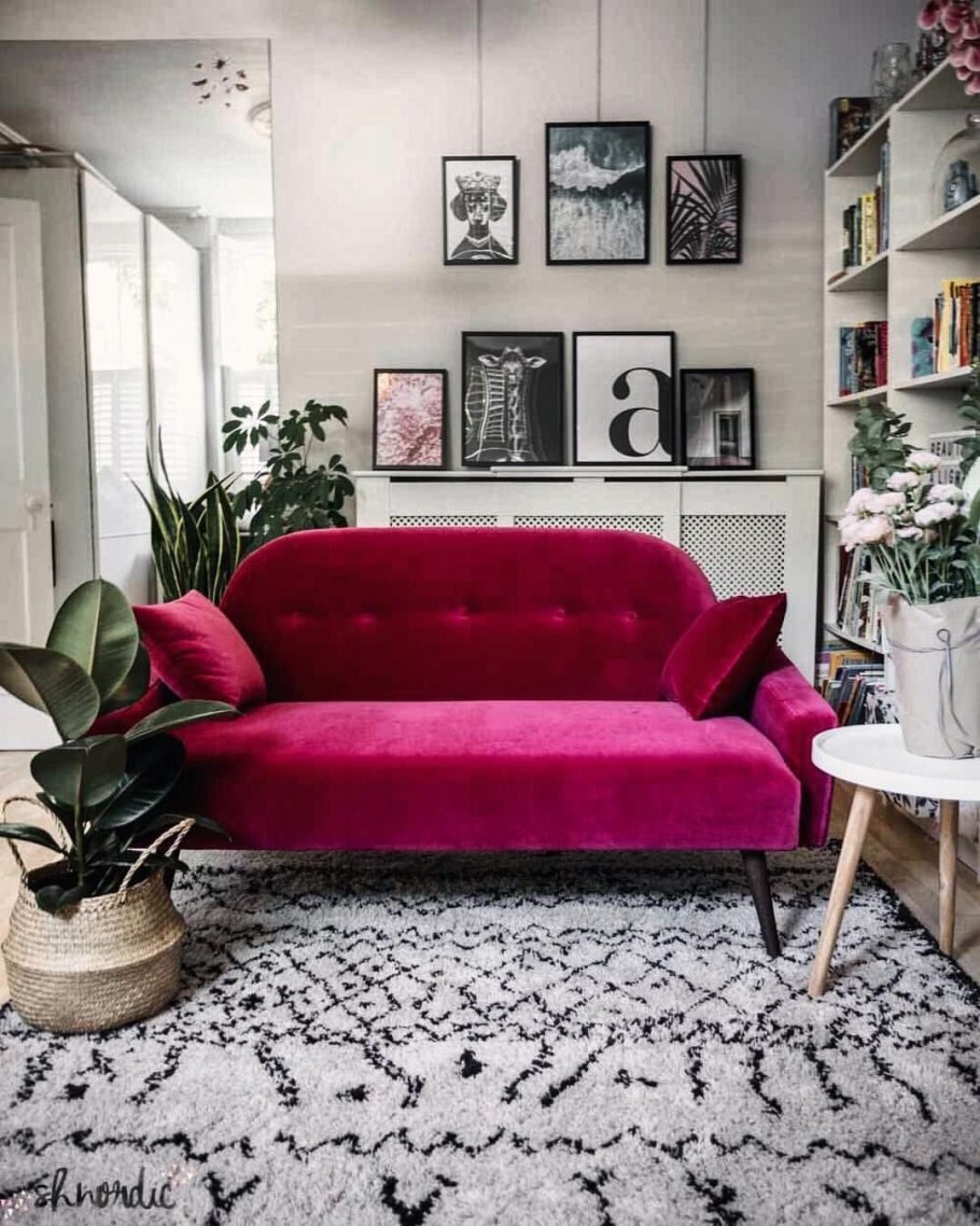 Диван цвета фуксии