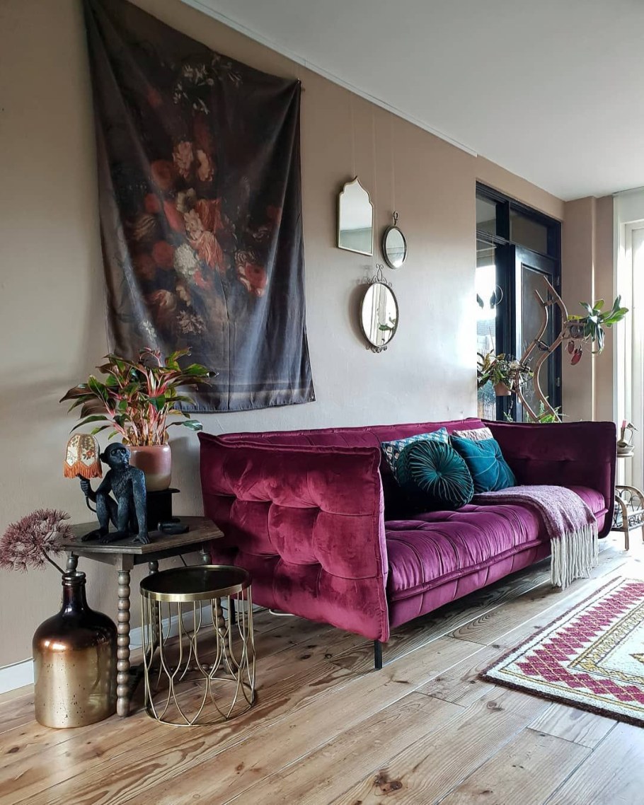 Диван цвета фуксии