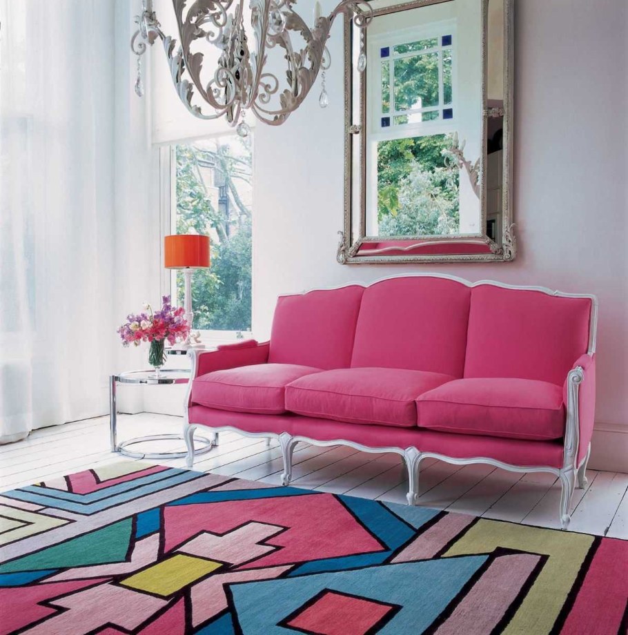 Яркий диван в интерьере