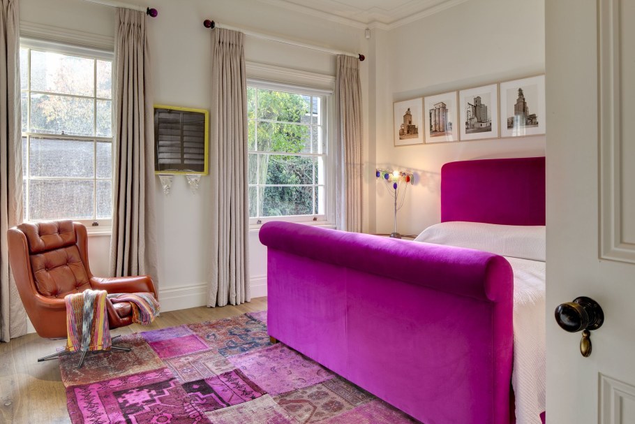 Диван фуксия в интерьере