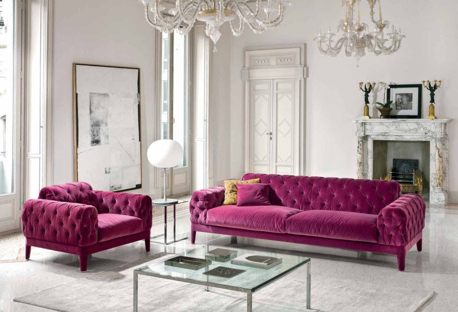 Диван цвета фуксии в интерьере