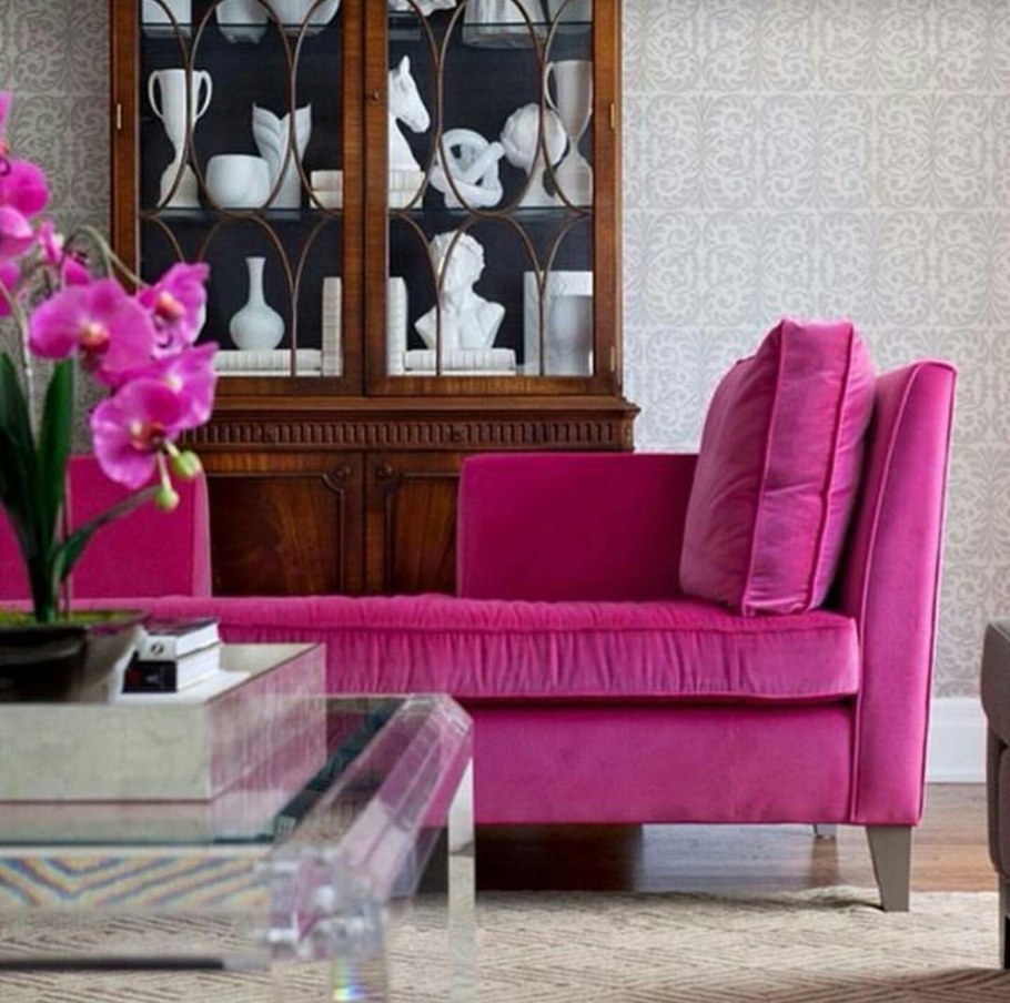Диван цвета фуксии в интерьере