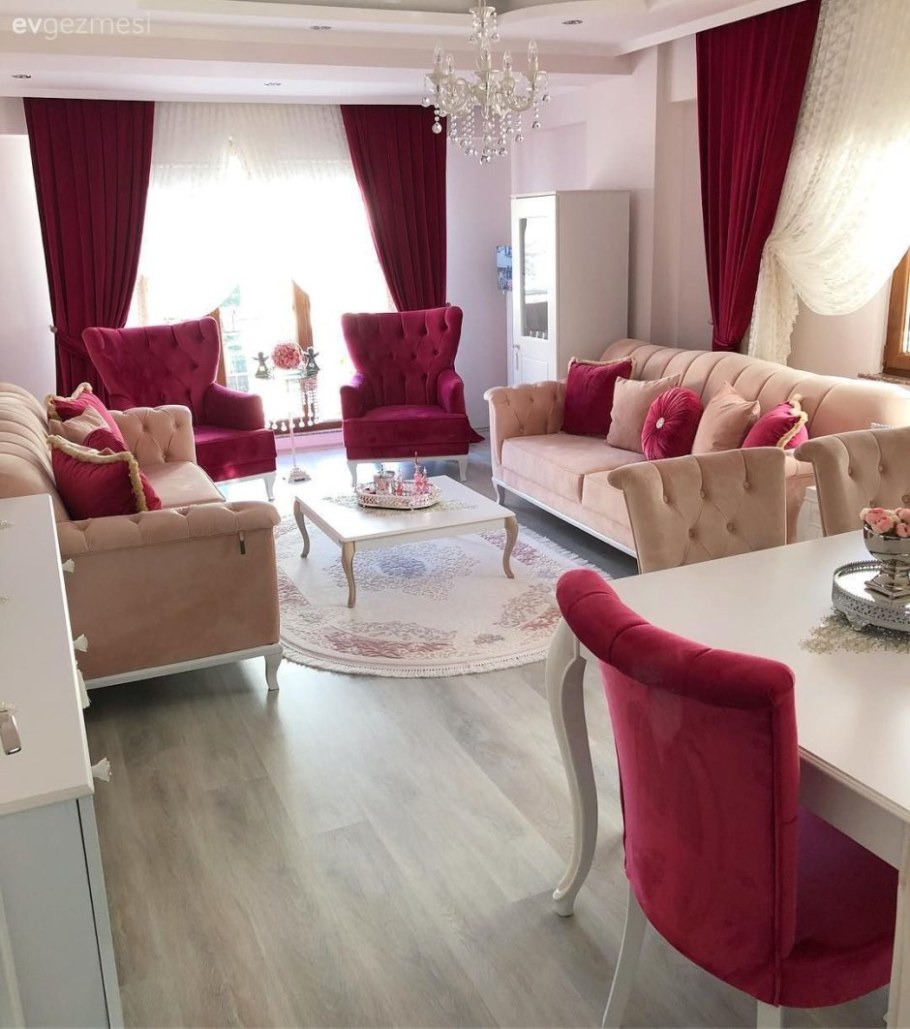 Гостиная в бордовых тонах