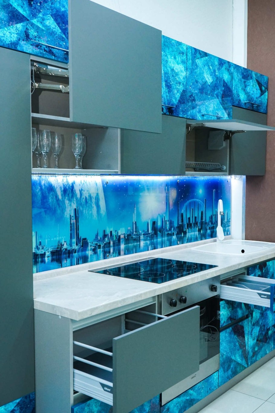 Кухонный фартук из стекла