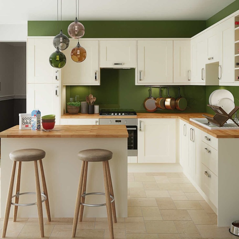 Кухня с зелеными стенами