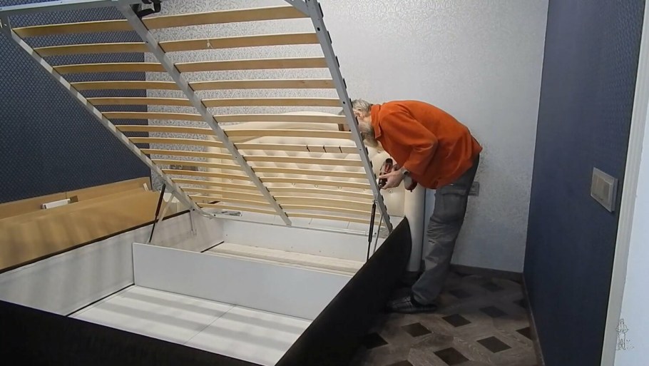 Кровать с подъемным механизмом