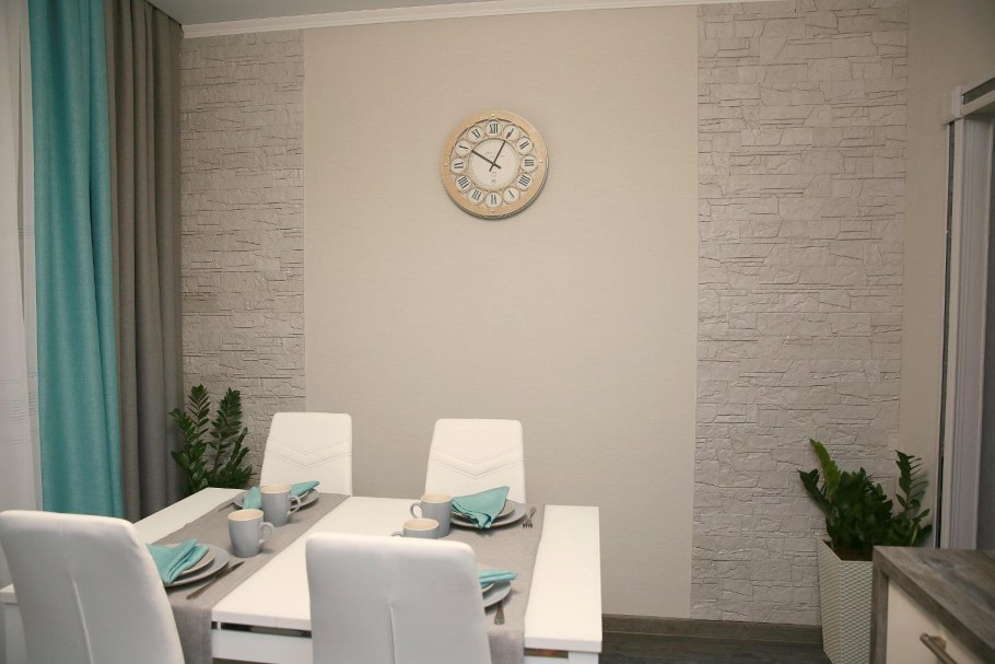 Комбинированные обои для кухни в интерьере