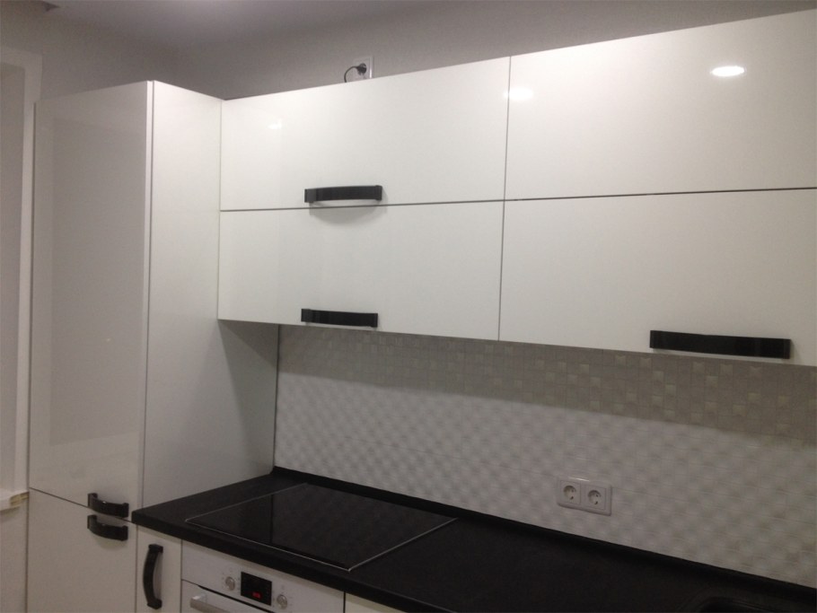 Прямые кухни с пеналом и холодильником