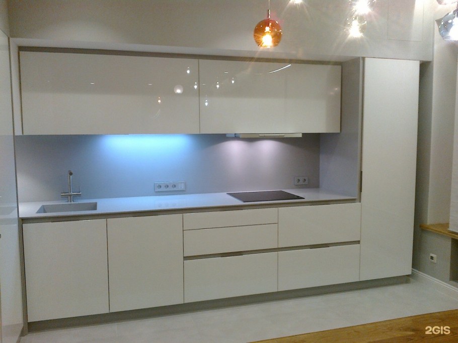 Прямая кухня без ручек