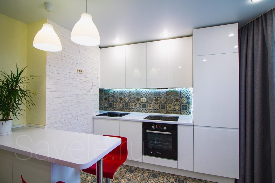 Прямые кухни с холодильником