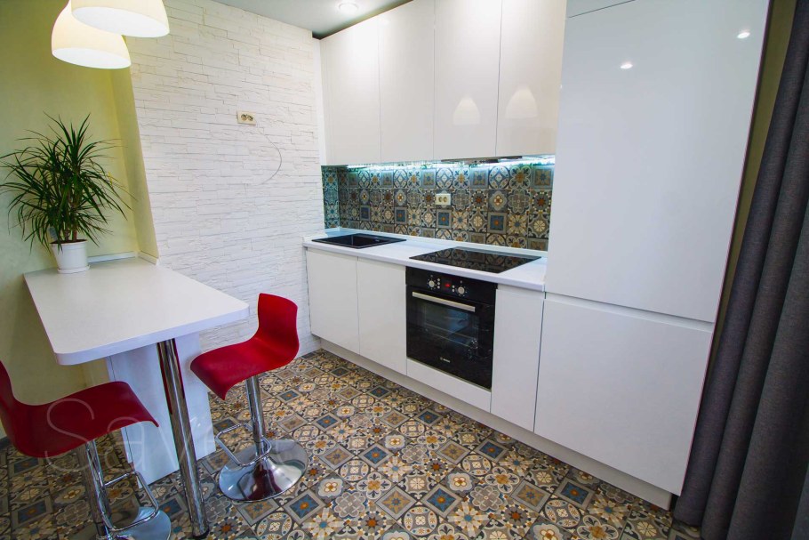 Современные кухни с отдельностоящим холодильником