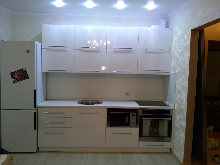 Кухонный гарнитур со встроенной микроволновкой