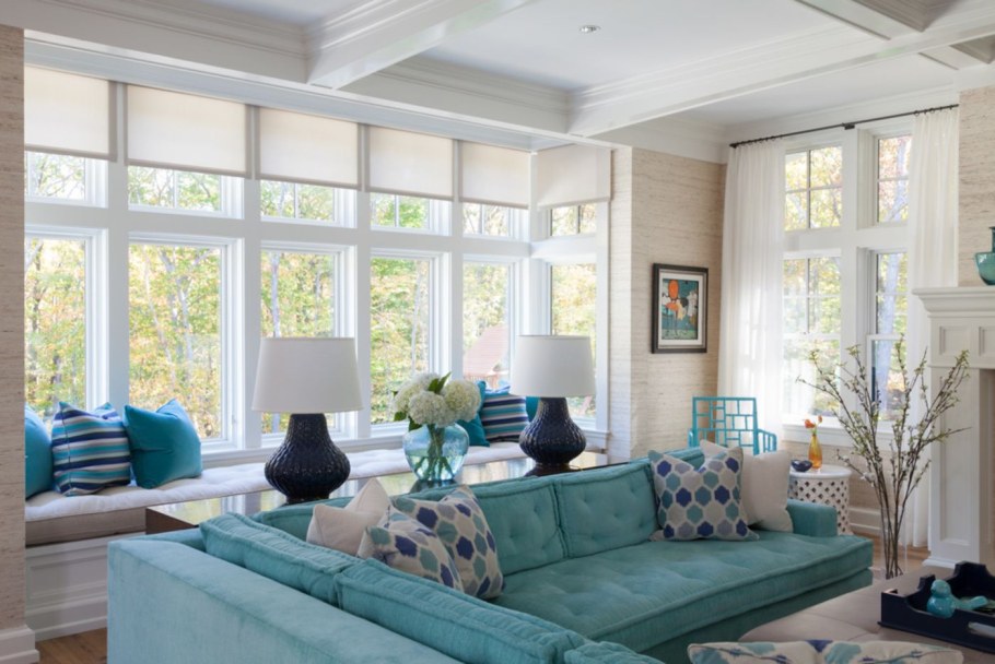 Диван цвета мяты в интерьере гостиной