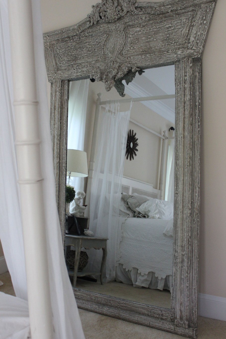 Старинное зеркало в современном интерьере