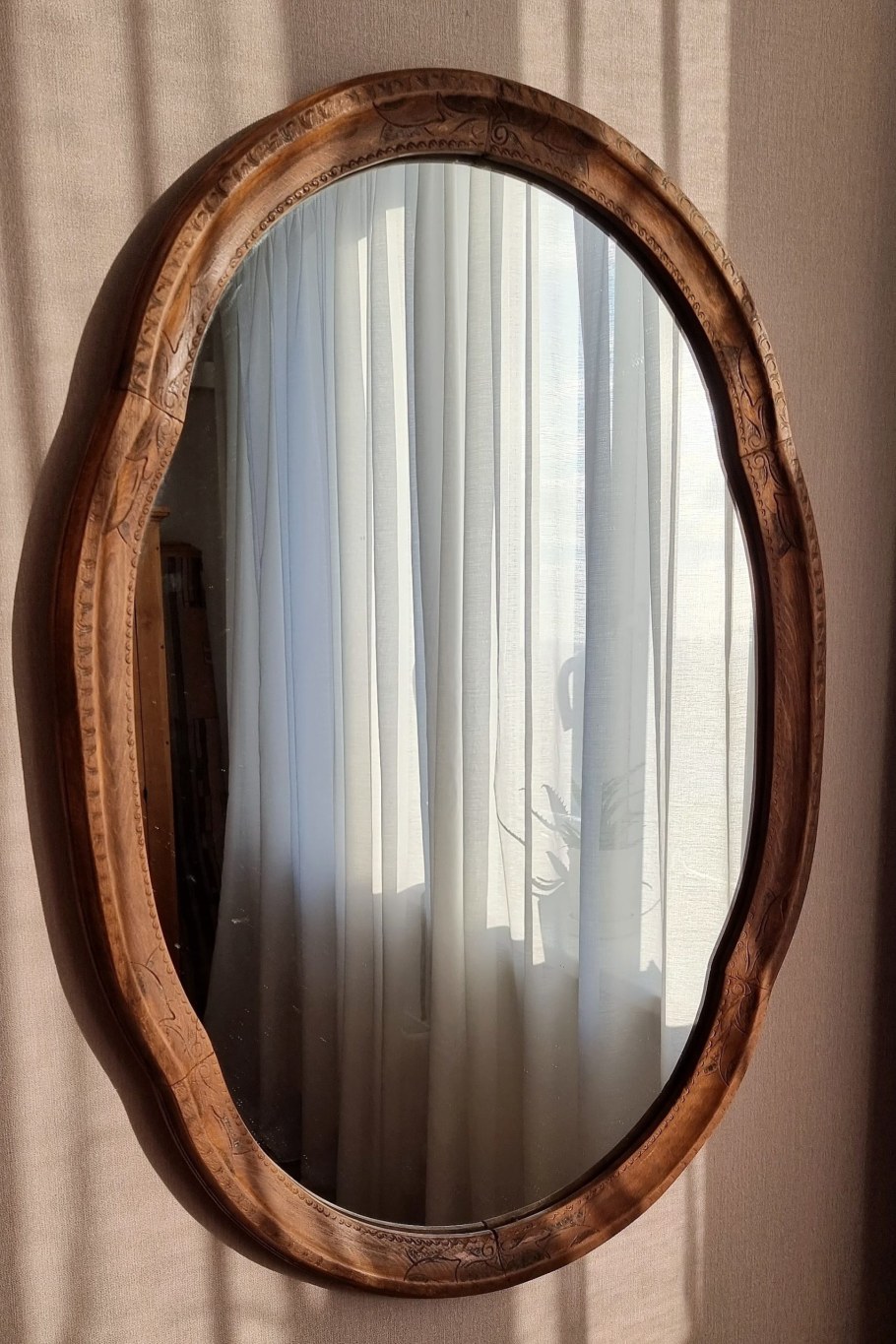 Зеркало круглое с деревянной рамой