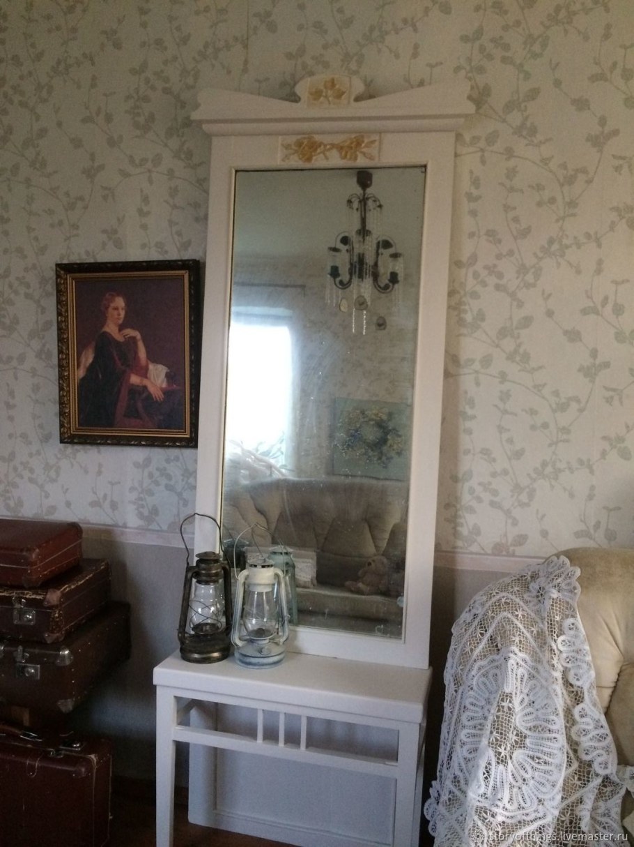 Антикварное зеркало в интерьере