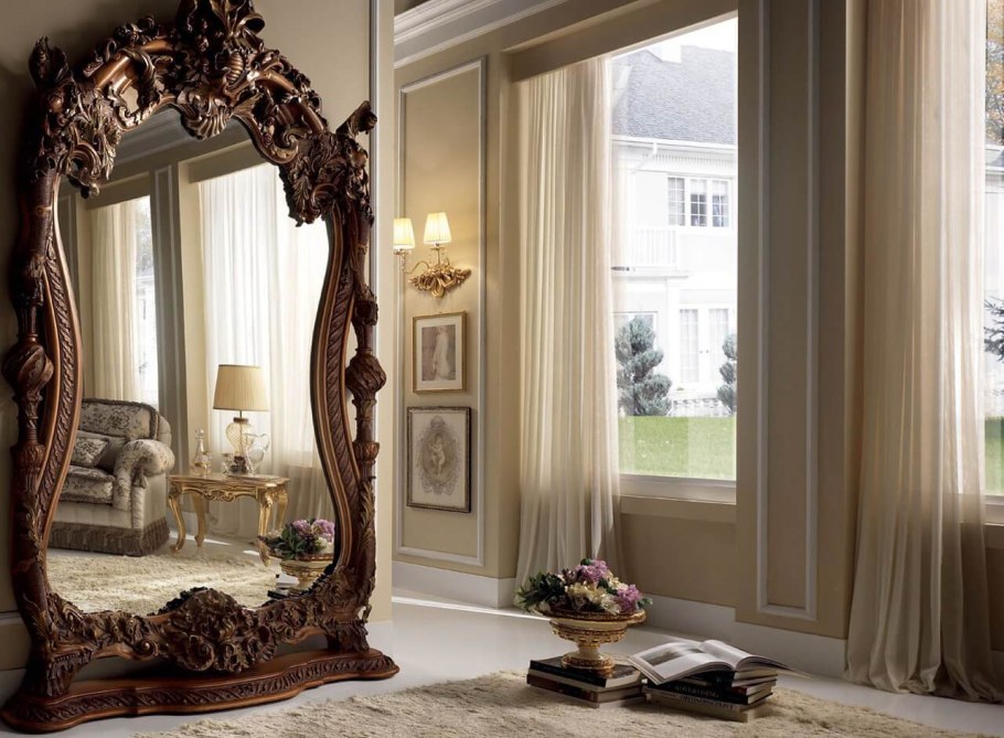 Зеркало в резной раме