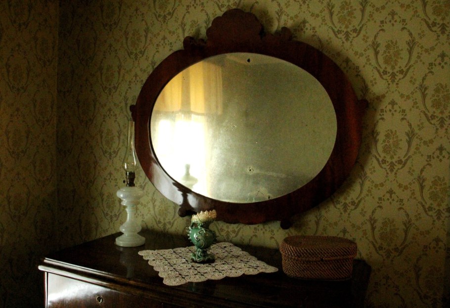 Старинное зеркало