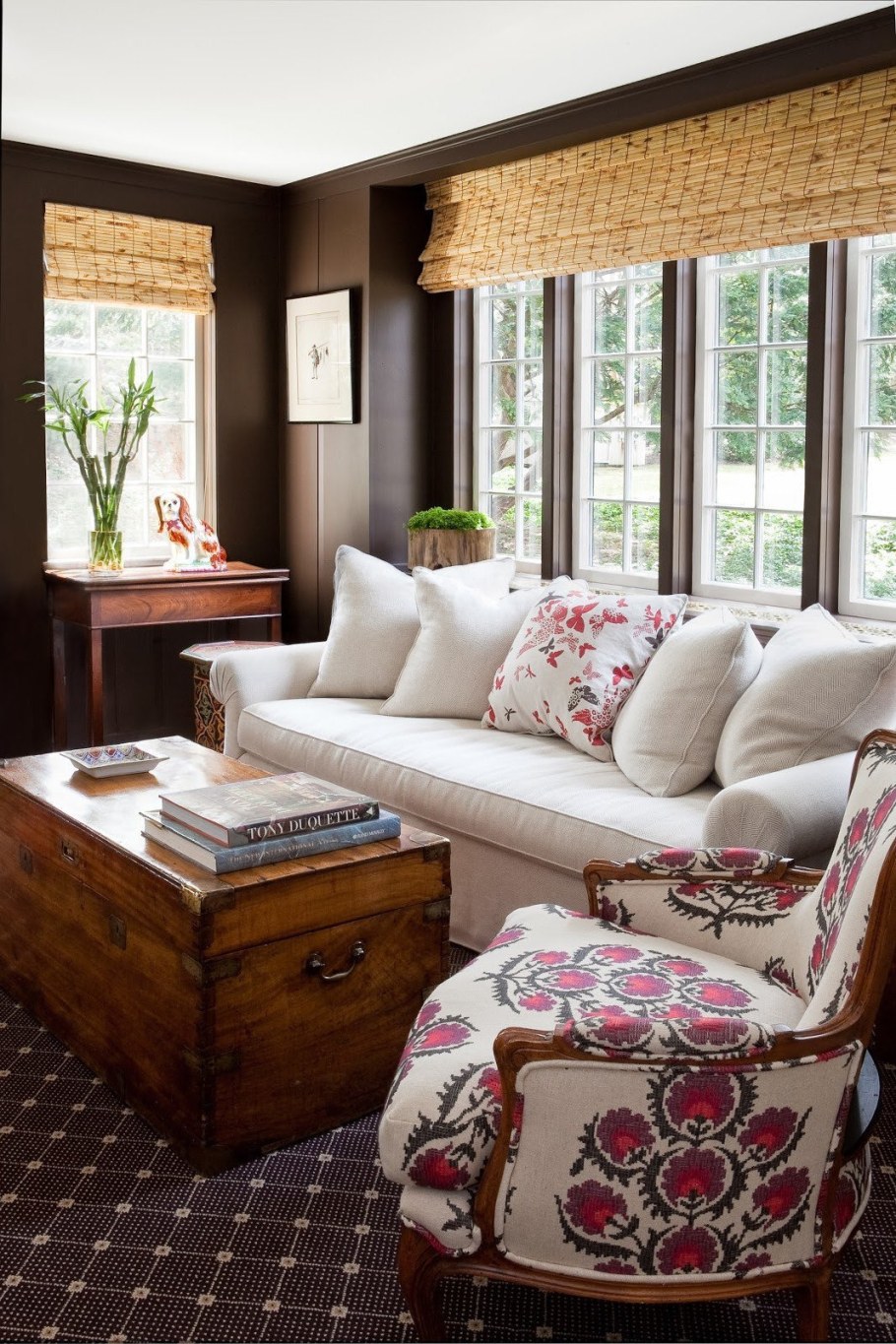 Старый сундук в современном интерьере