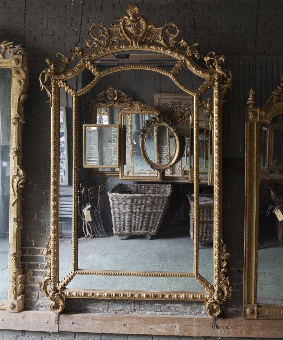 Антикварное зеркало в современном интерьере