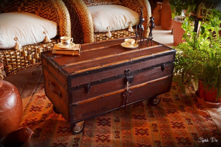 Старинный сундук в интерьере