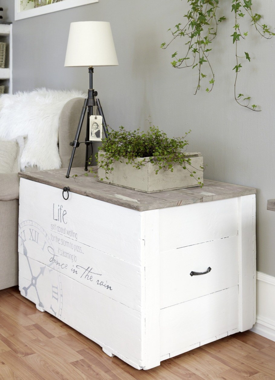 Белый сундук для интерьера
