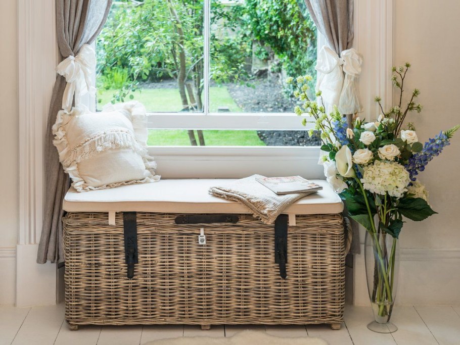 Плетеные сундуки в интерьере