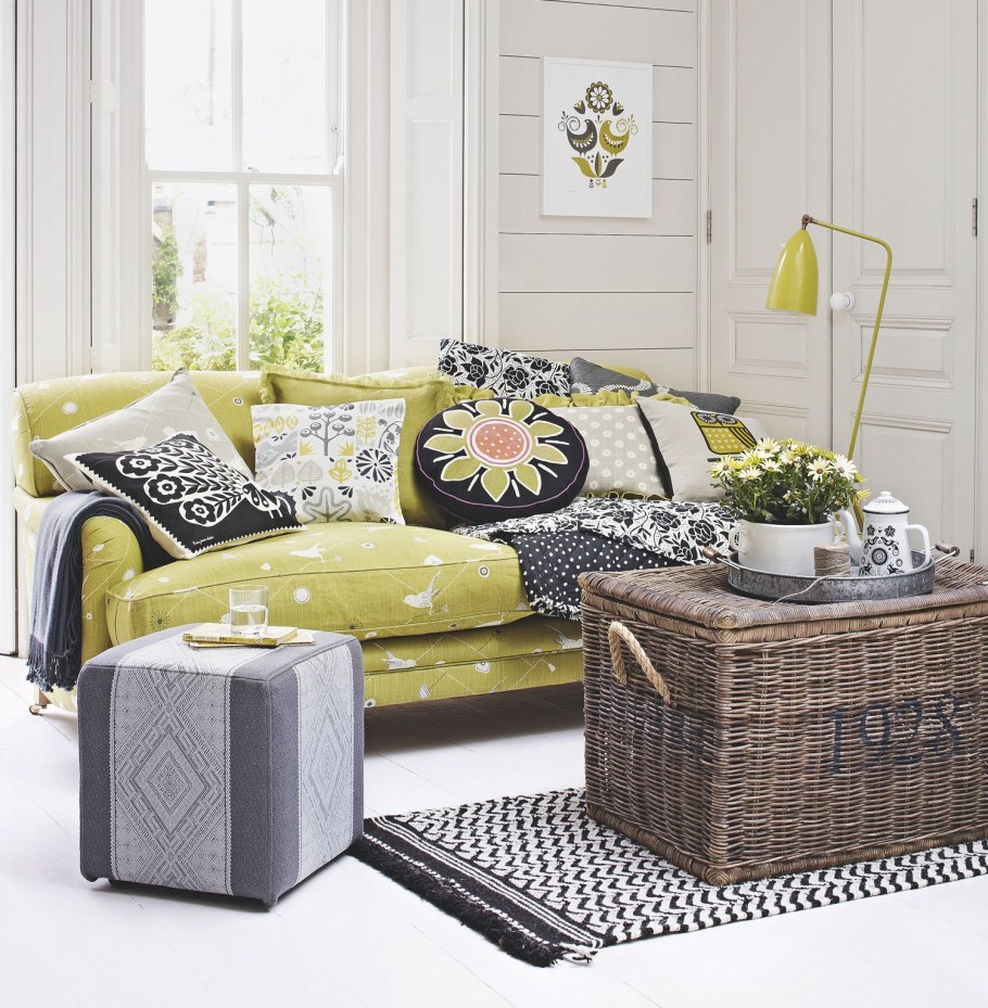 Сундук в интерьере гостиной