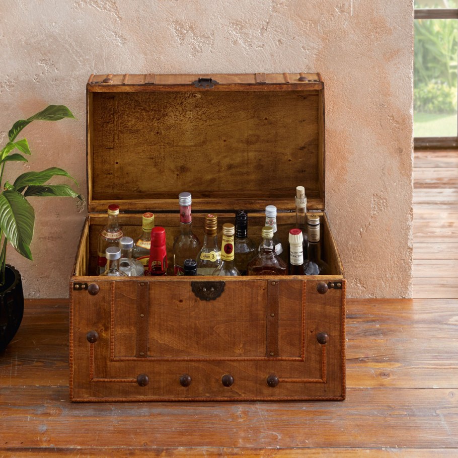 Старинный сундук в интерьере