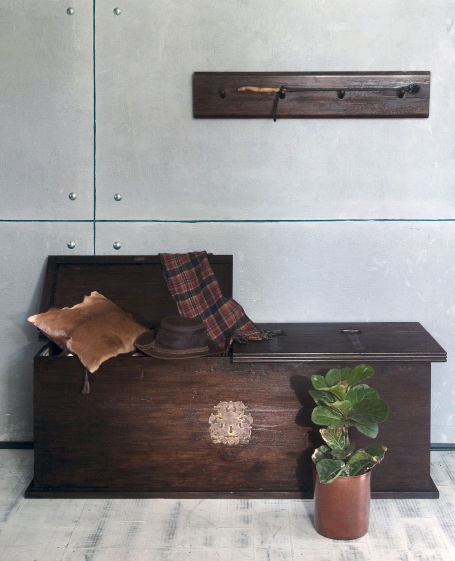 Старый сундук в интерьере